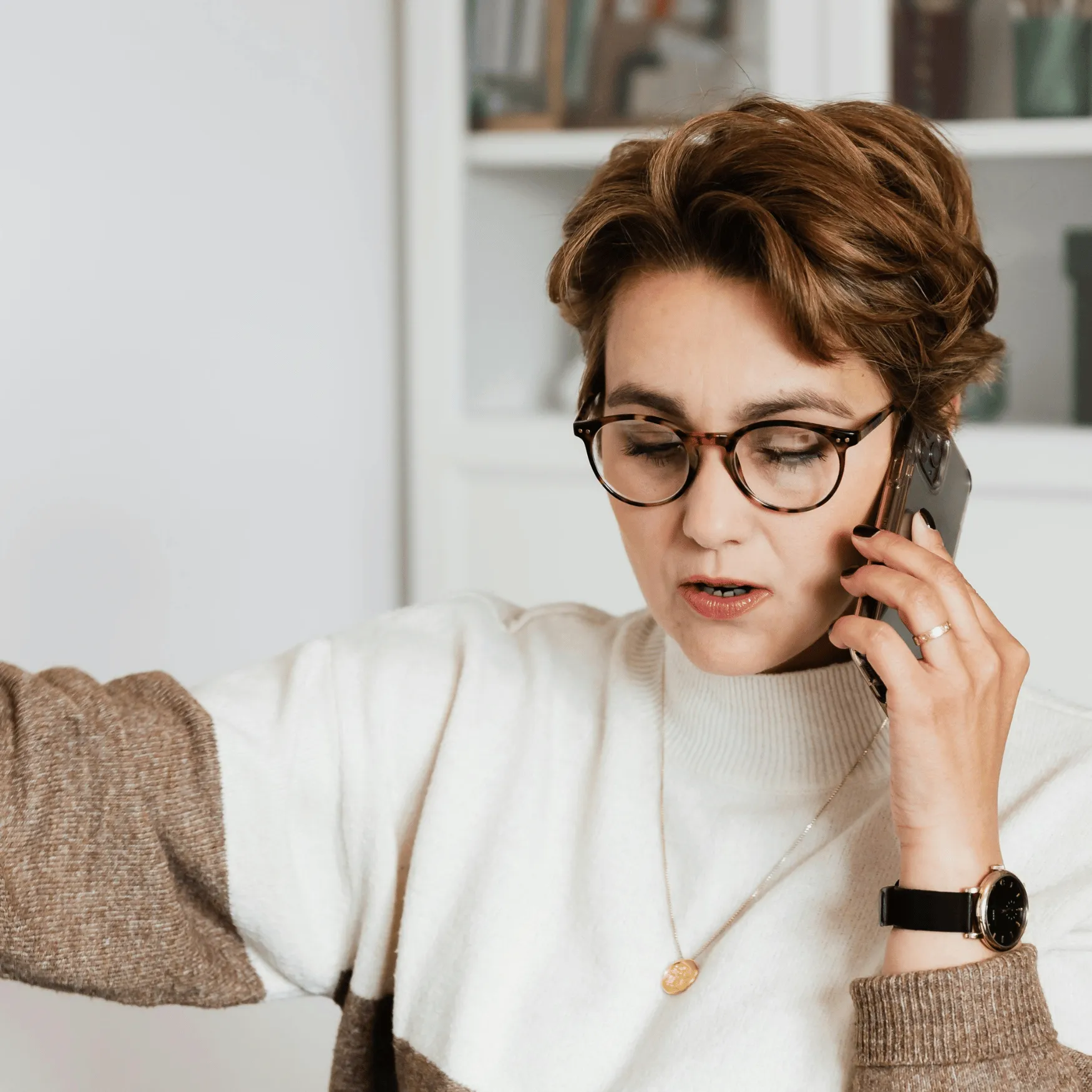 giornalista donna di circa cinquanta anni parla al telefono